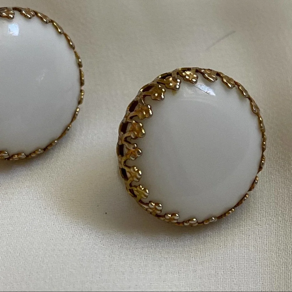 VTG White Round Victorian Edge Clip Earrings